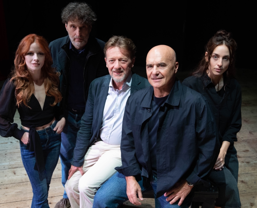 gli attori di Marco Polo e le città invisibili_ da sinistra Camilla Montesi _Massimo Reale_ Gianluigi Fogacci_Luca Zingretti_Arianna Primavera_foto Tommaso Le Pera